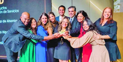 Directivos de la empresa, mientras reciben el reconocimiento.