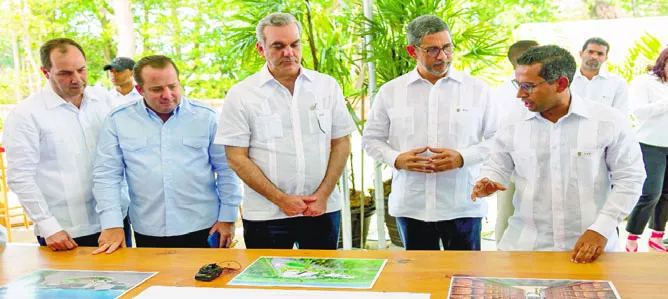 Ejecutivos presentan el proyecto  al presidente Luis Abinader y a funcionarios de su gobierno.
