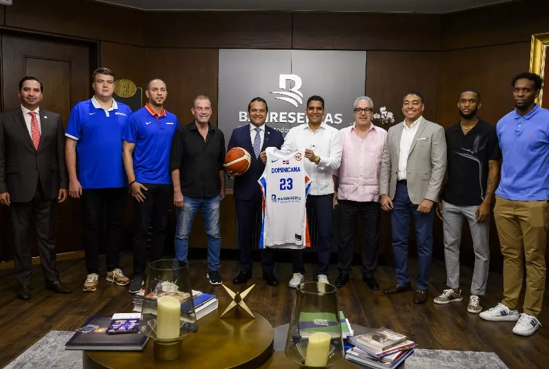 Directivos y jugadores equipo dominicano entregan franela a Manuel Almonte, ejecutivo de  Banreservas.    fuente externa