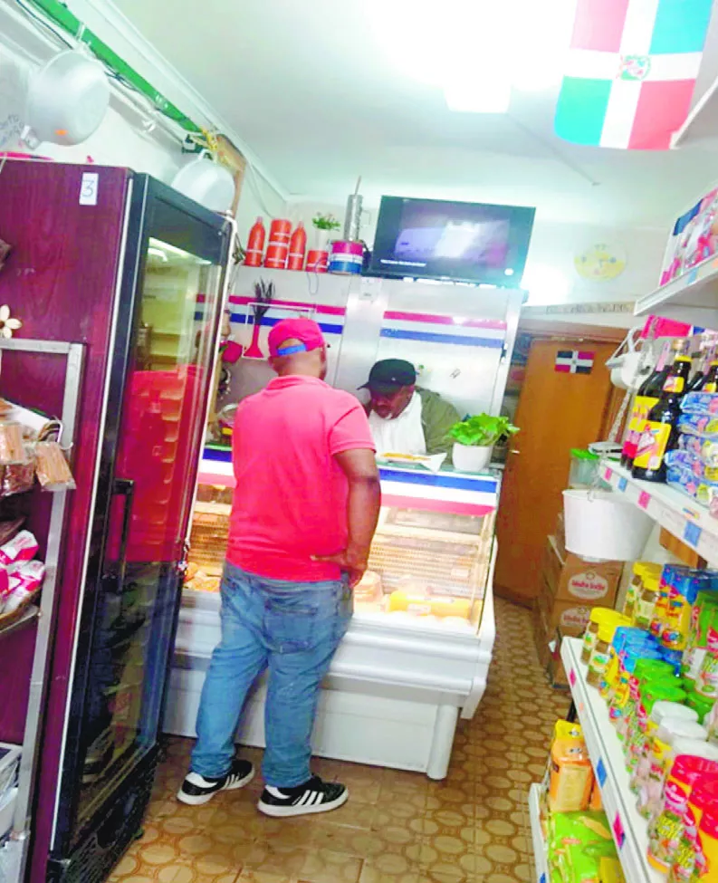 Uno de los negocios propiedad de dominicanos en el barrio Borgo, Nápoles.