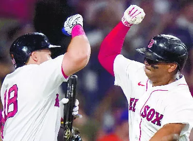 Rafael Devers, derecha, está reviviendo a los Medias Rojas.  AP