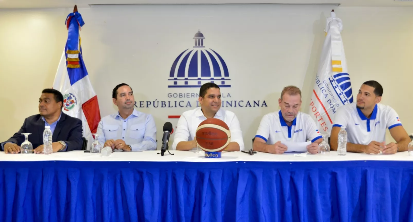 José Monegro,  Luis Miñoso, Rafael Uribe, Néstor-Che-García y el jugador Eloy Vargas durante  presentación.  fuente externa