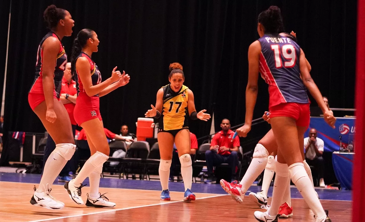 Integrantes de la selección nacional de voleibol U-19, mientras celebran unareciente triunfo.