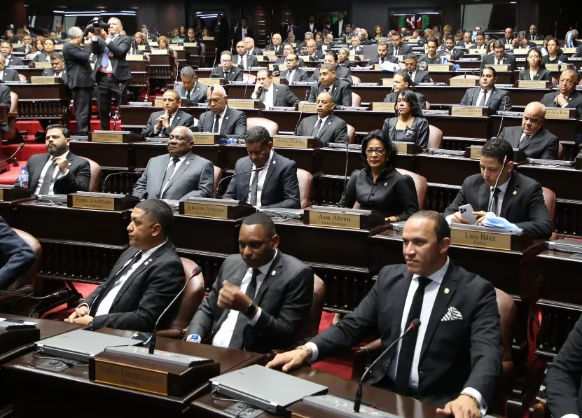 Los diputados sesionan   a la una de la tarde de hoy.