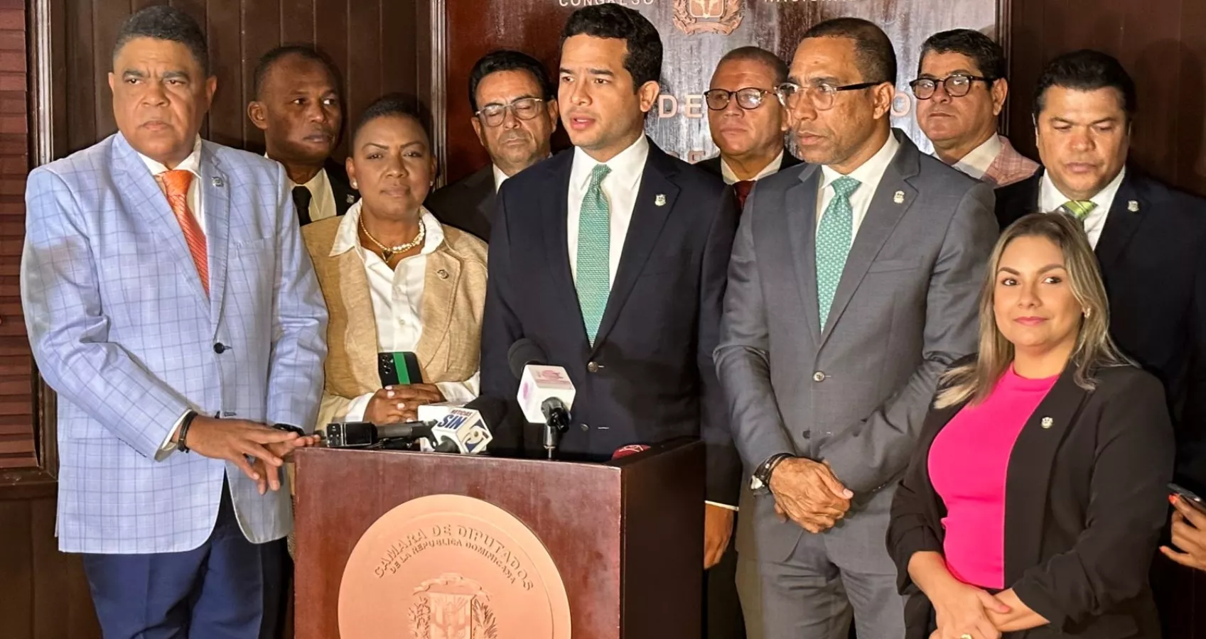 Juan Julio Campos del PLD, Aida López, del PLR, y  diputados de la Fuerza del Pueblo junto a su vocero, Omar Fernández.