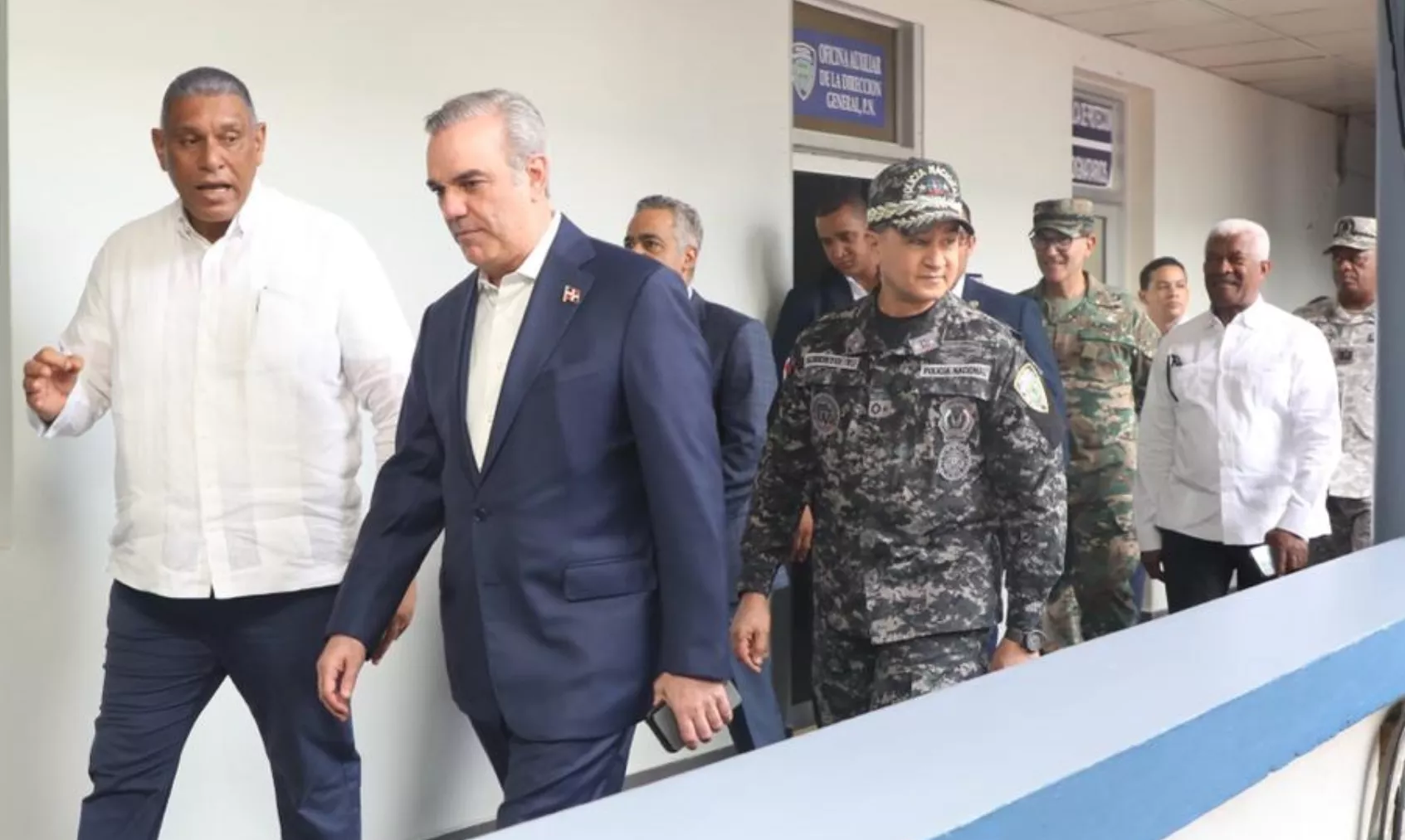 El presidente encabezó la reunión  de hora y media, marchándose antes de concluir para atender otros compromisos.