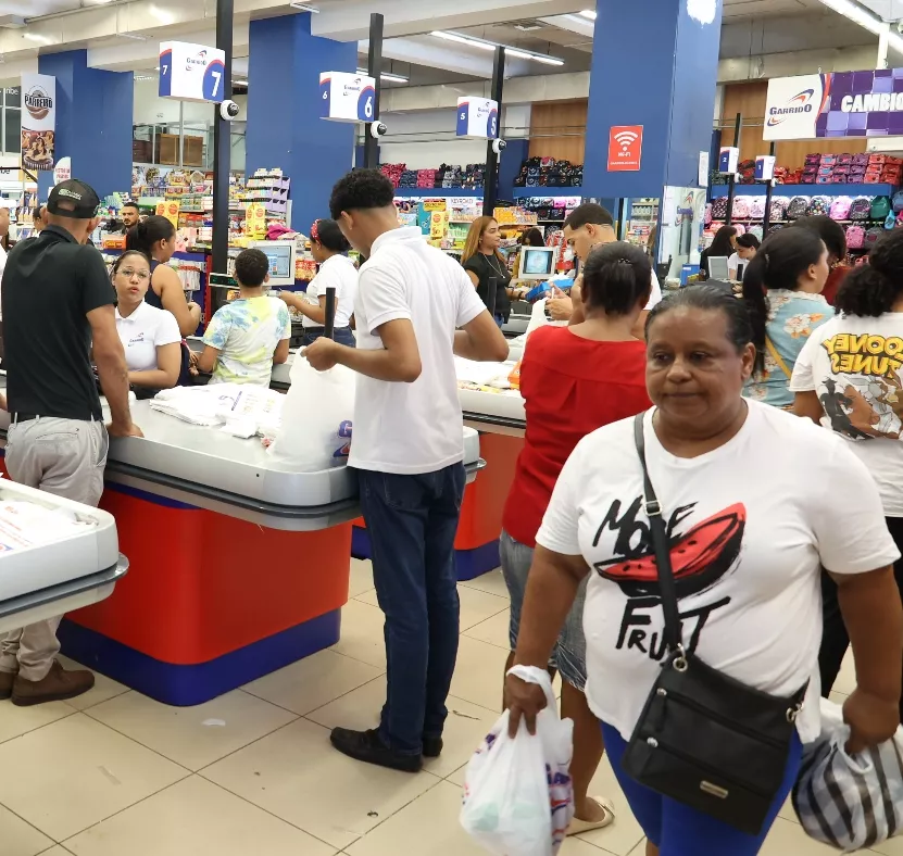 Personas comprando regalos para el Día de los Padres.