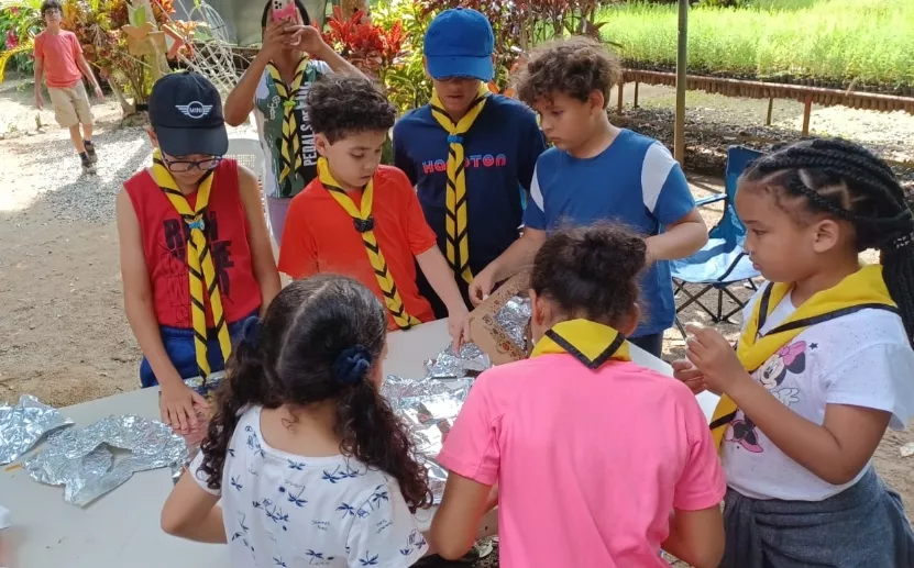 Niños scouts en uno de sus talleres con la tradicional pañoleta.
