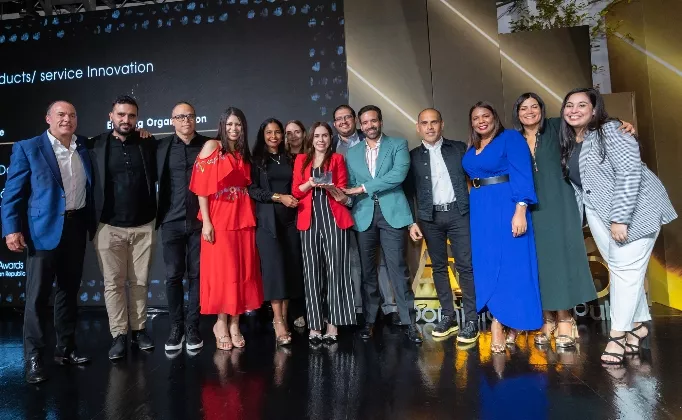 Julio Curiel, VP ejecutivo de Grupo Carol y Felipe Pagés, CEO de Pagés, junto  sus equipos.