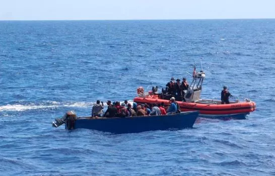 Cientos-de-emigrantes-caribeños-en-su-mayoría-haitianos-arriban-en-yola-a-Puerto-Rico-