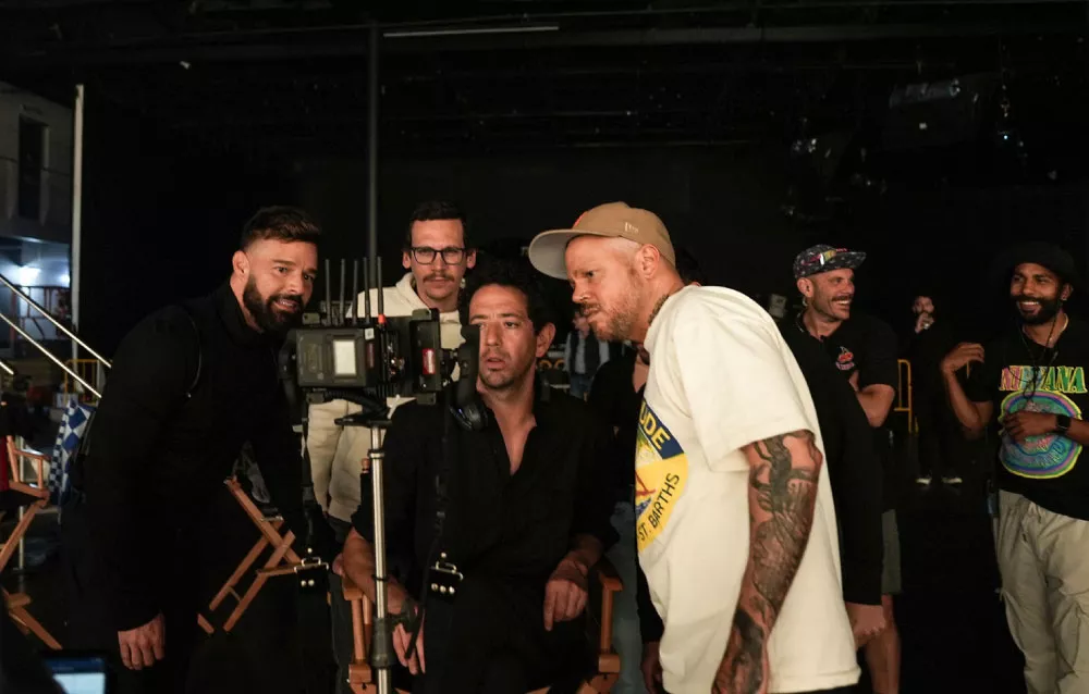 Ricky-Martin-asesina-a-Residente-en-el-video-de-Quiero-ser-baladista-1