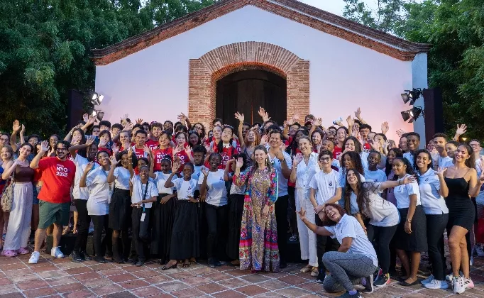 Margarita Miranda de Mitrov y Marisol Rodríguez junto a los jóvenes de la orquesta.