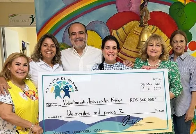 Cecilia Espejo junto a integrantes de la directiva, recibe el donativo.