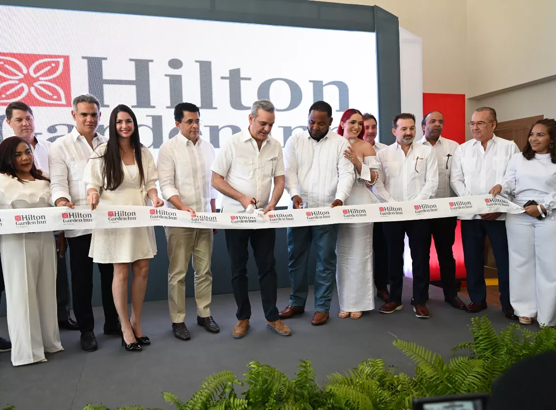 Luis Abinader, en el corte de cinta, junto a ejecutivos y propietarios del nuevo complejo.