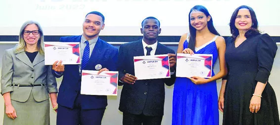 Ancell Scheker y Ginny Jacobo junto a los jóvenes que recibieron el premio a la Excelencia y Liderazgo.