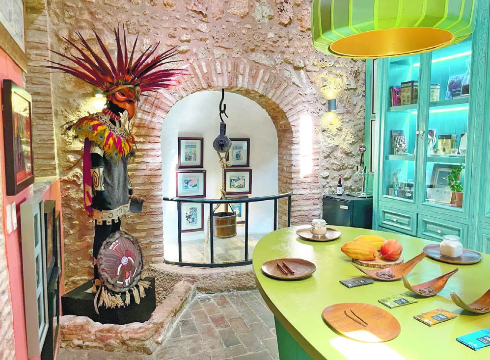 Aspecto de un salón con el pozo antiguo al fondo.  césar langa ferreira