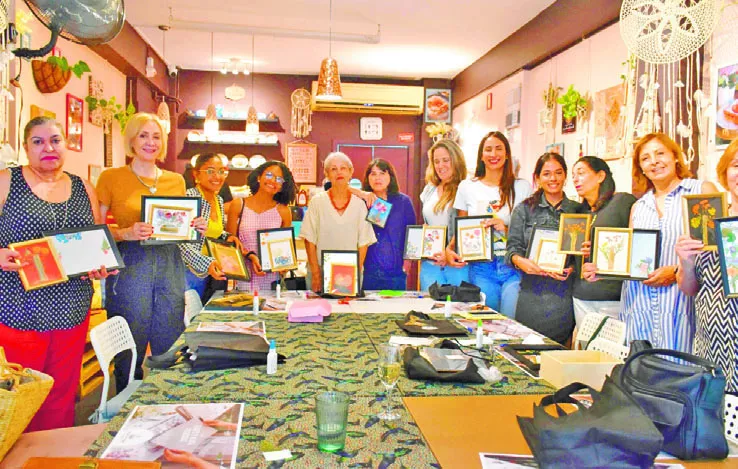 Angélica Aránguiz, junto a las damas que se dieron cita al primer taller.