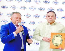 Momento de la entrega del certificado.  AGENCIA FOTO
