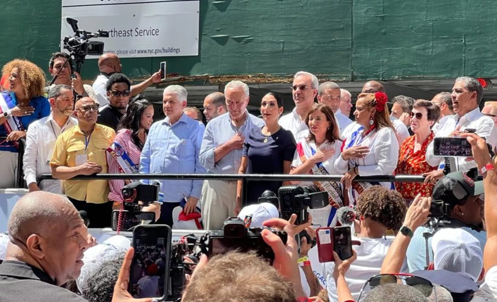 Participación del presidente Abinader junto  a su esposa Raquel Arbaje y funcionarios en  desfile de Nueva York.  fuente externa
