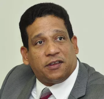 Carlos Pimentel, director Compras y Contrataciones.