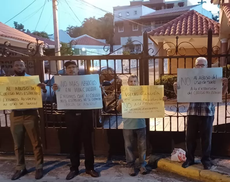 Con carteles, algunos de los vecinos de Villa Claudia.