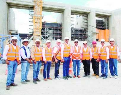 Ejecutivos de la institución, en la construcción en Barahona.