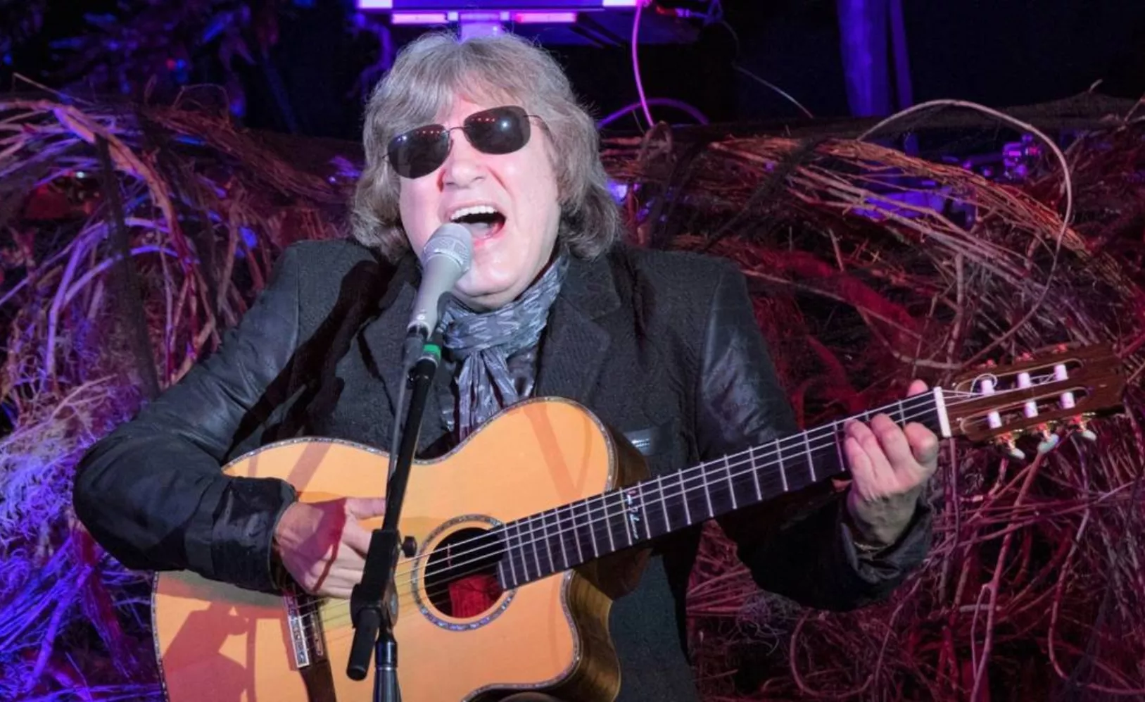 José Feliciano hace chistes y habla de la cultura dominicana, lo que hizo que de inmediato conectara con los asistentes.