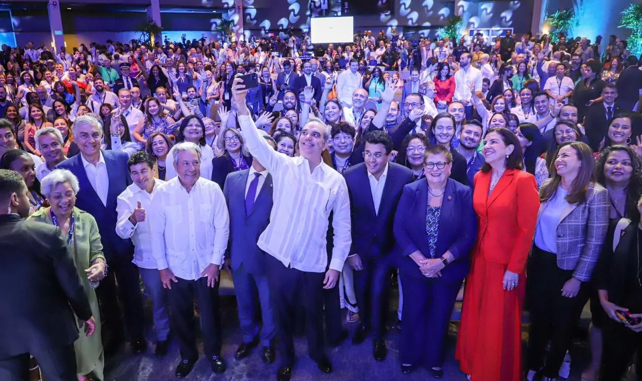Presidente Abinader se hace una selfi con parte de los presentes en el lanzamiento.