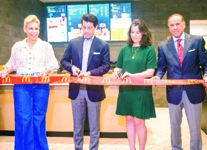 El corte de cinta que formaliza la apertura de McDonald’s en Los Álamos de Santiago.