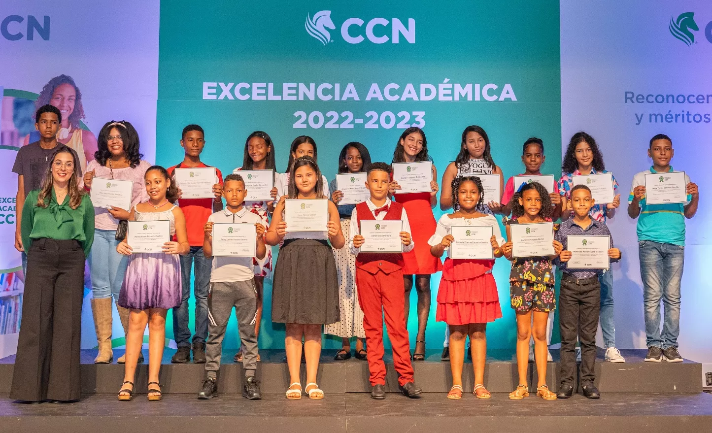 Amalia Vega, vicepresidente de Comunicación Corporativa y Relaciones Institucionales, junto a algunos de los jóvenes premiados.