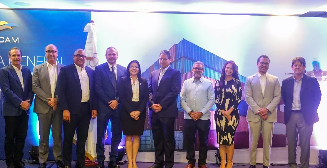 Ilsa Michelén, presidente de Adacam, junto a la directiva que le acompaña.