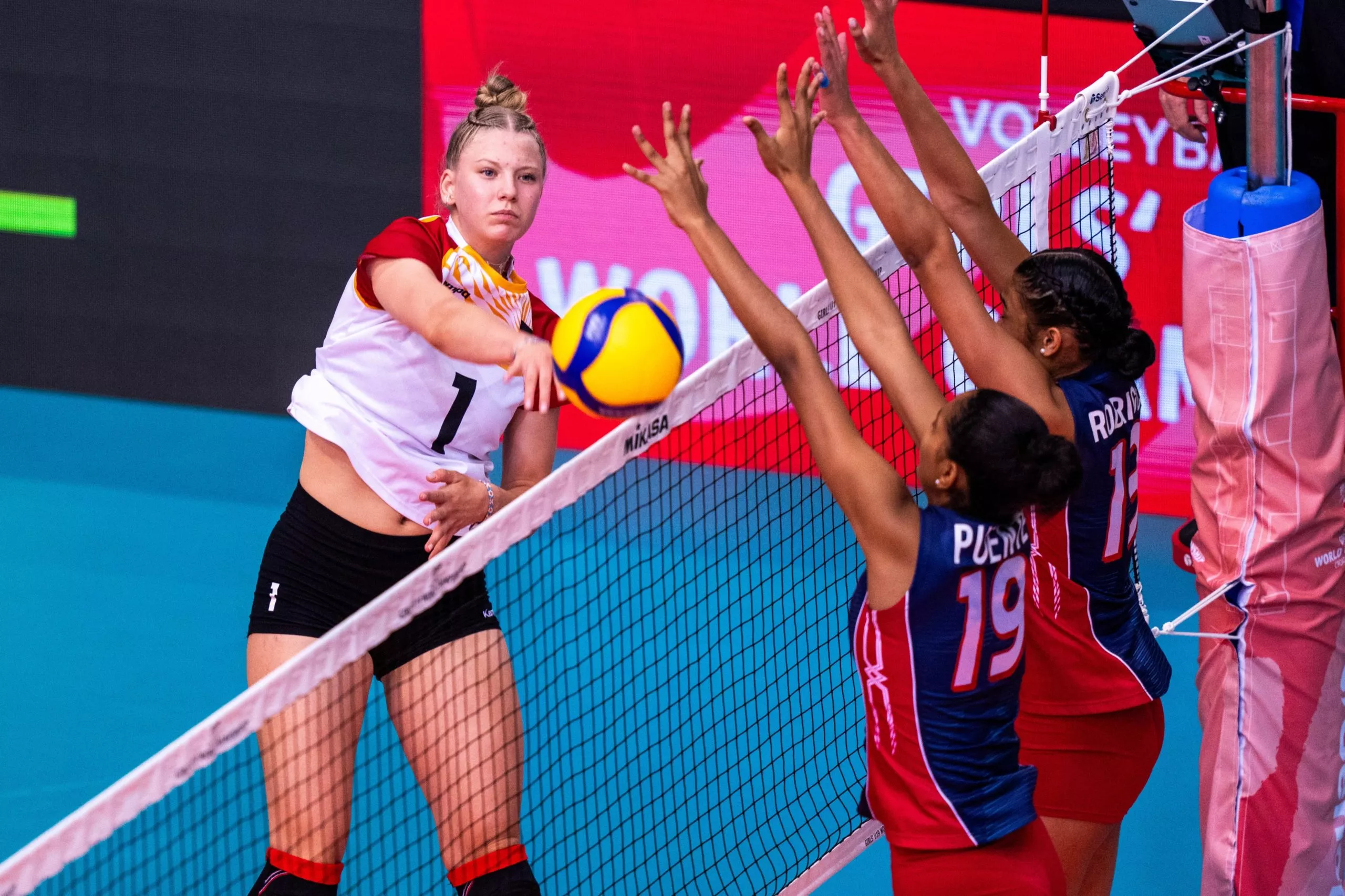 Elin Svea Naujack, de Alemania, realiza un fuerte remate.