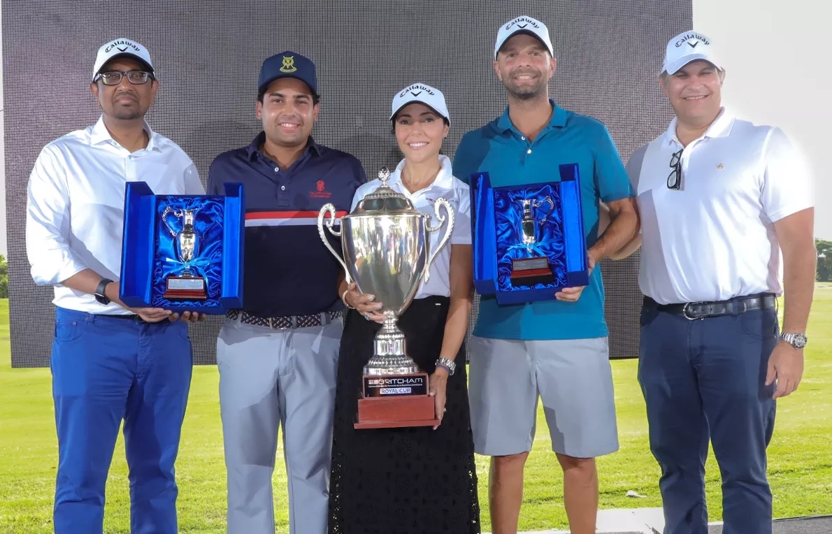 El embajador del Reino Unido en el país, S.E. Mockbul Ali OBE,  premia a los campeones.