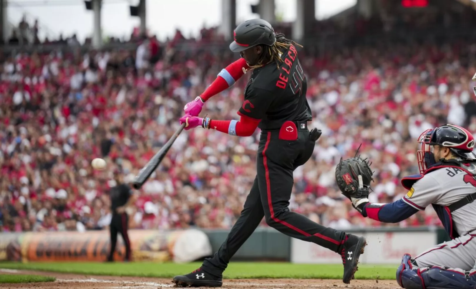 Elly de la Cruz, con su explosivo swing y velocidad en las bases, tiene cautivados a los expertos en Grandes Ligas.  Ap