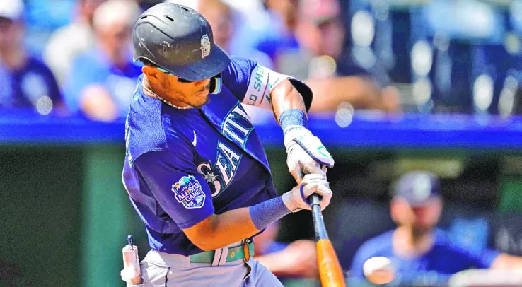 El dominicano Julio Rodríguez, Novato del Año en 2022,  está insoportable con el  bate.  AP