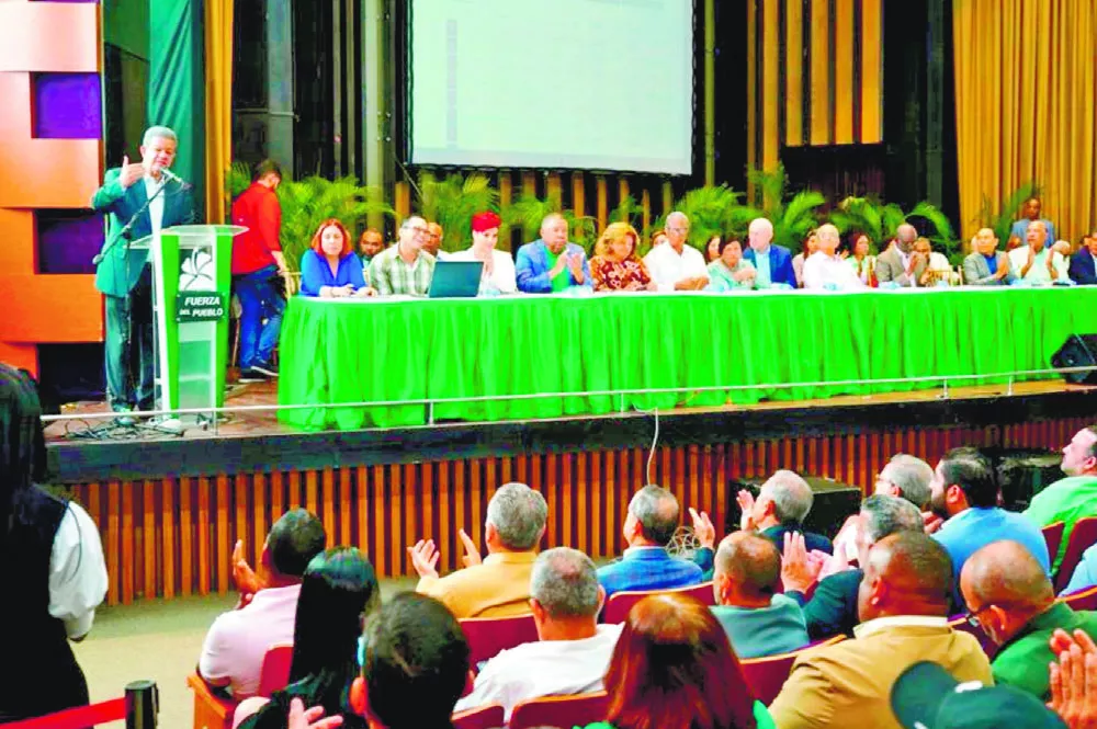 Leonel Fernández ha procurado posicionarse en el imaginario electoral como la principal fuerza opositora.  ARCHIVO