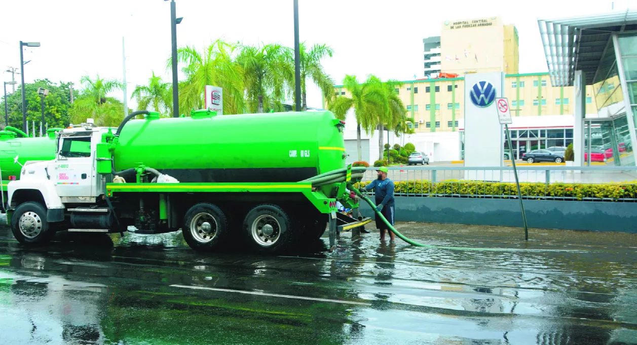 Los efectos del meteoro se han anticipado a su ingreso al país por la costa suroeste, Lluvias torrenciales se han estado produciendo desde la noche del martes.