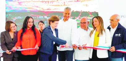 Raquel Peña en el corte de cinta del acto inaugural y ejecutivos de las empresas.