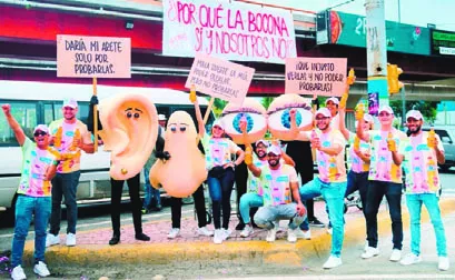 Los ejecutivos de la empresa muestran las diversas aguas de la marca.