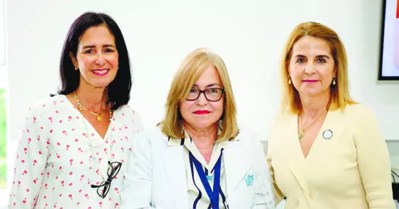 Las ejecutivas del centro médico  durante el encuentro.