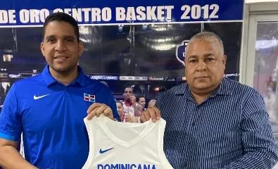 Rafael Uribe, recibe el aporte de  Fernando Geraldino.