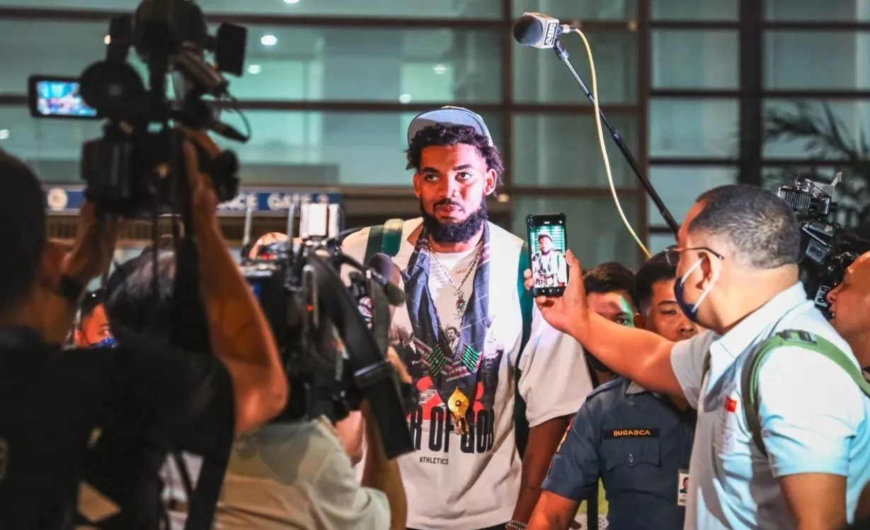 Karl Anthony  Towns  responde preguntas reporteros a su llegada a Filipinas.   fuente externa