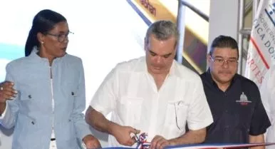 Luis Abinader corta la cinta, junto a varios funcionarios.