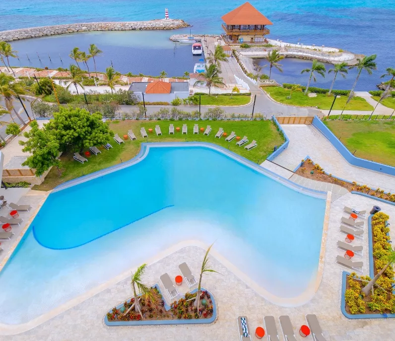 Posee una hermosa playa  color turquesa y bellos    jardines.