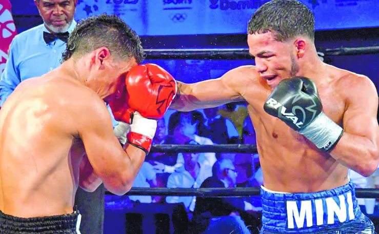El dominicano Erick “Mini PacMan” Rosa castiga al venezolano Orlando Pino.