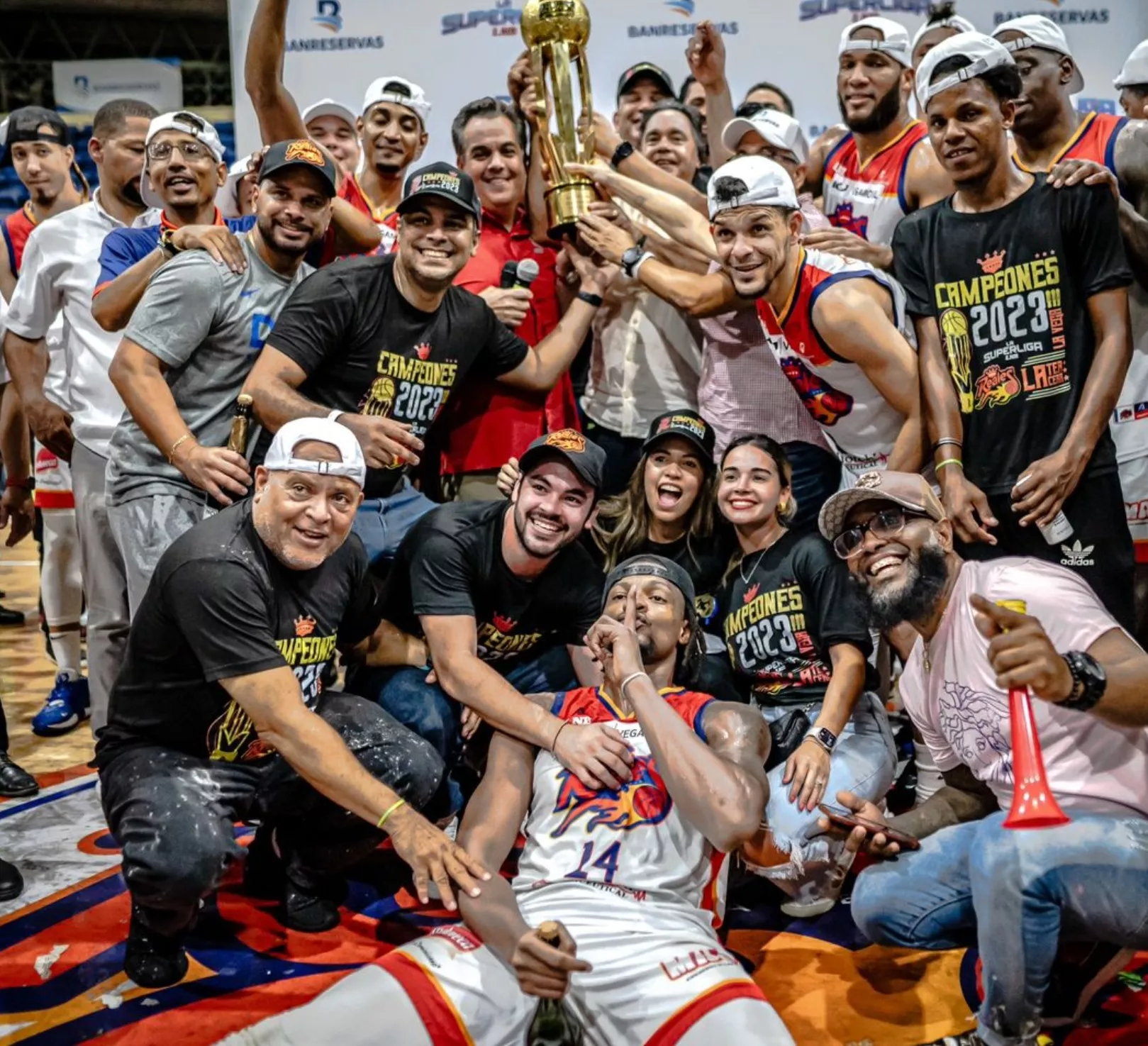 Jugadores y ejecutivos de los Reales de La Vega levantan su tercera corona en la historia como franquicia.  Fuente Externa
