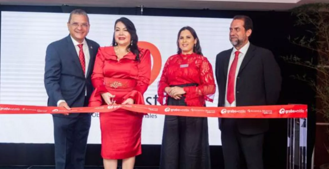 Corte de cinta formalizando la apertura de la sede de Grabo Estilo.