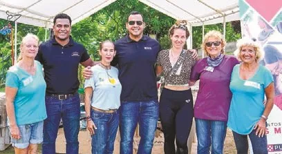 Los ejecutivos de la marca encabezan  la jornada de esterilización.