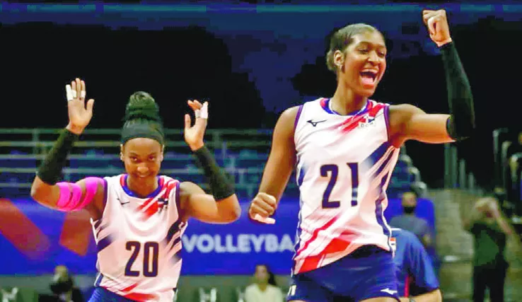 Las hermanas Brayelin y Jineirys Martínez celebran el triunfo ante Cuba ayer martes.