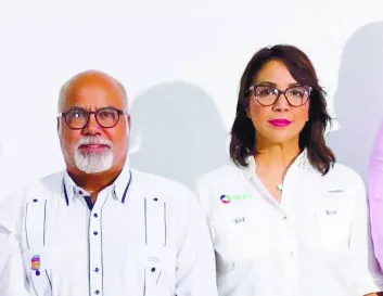 Ejecutivos del Banco BHD entregando recursos.